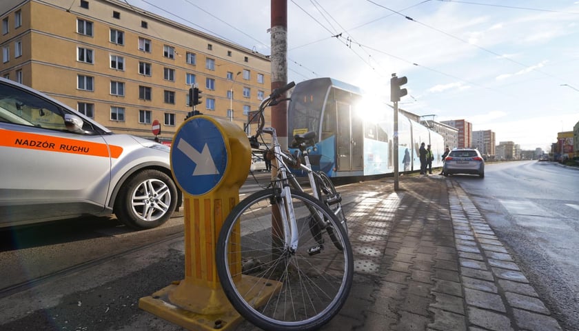 Rowerzysta został potrącony przez tramwaj na pl. Legionów