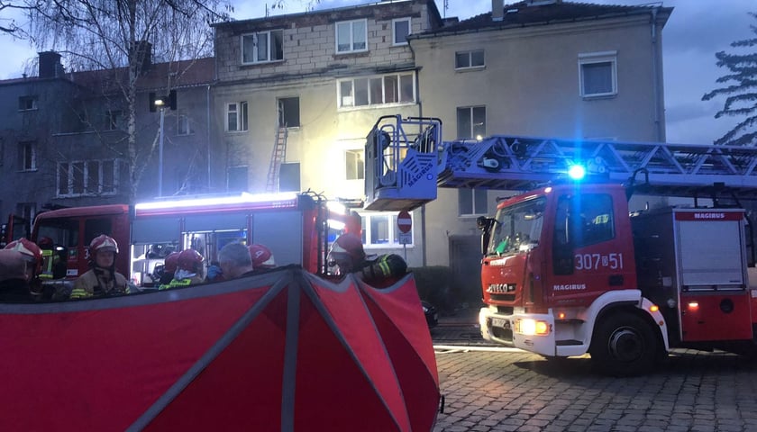 Na zdjęciu akcja ratunkowo-gaśnicza w budynku na Pilczycach