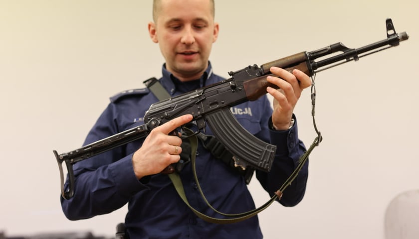 Na zdjęciu kobiety i mężczyźni zainteresowani pracą w policji we Wrocławiu, podczas Dni Otwartych w KMP przy ul. Sołtysowickiej 