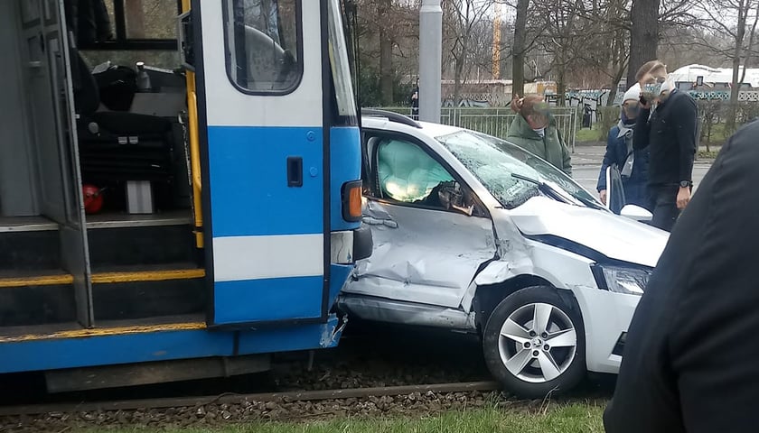 Samochód wjechał pod tramwaj linii 4 