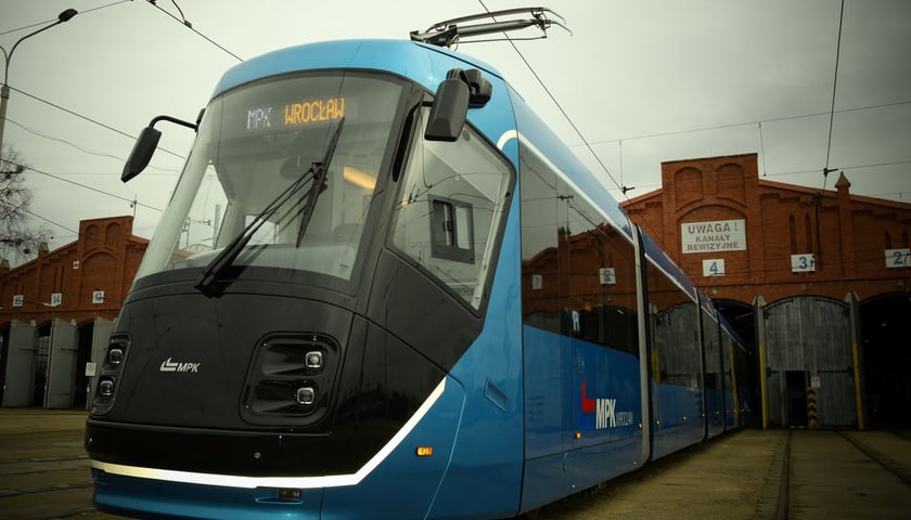 Zmodernizowana Škoda 16T przed swoim pierwszym kursem, w dniu prezentacji, 29 marca 2021 roku, na zajezdni Borek.