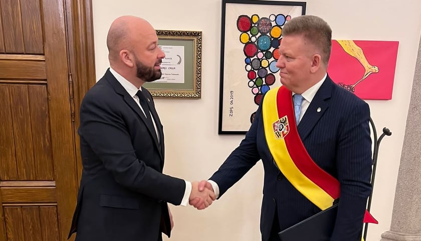 Prezydent Wrocławia Jacek Sutryk (na zdjęciu po lewej) i Robert Rostek - Honorowy Ambasador Wrocławia (na zdjęciu po prawej)