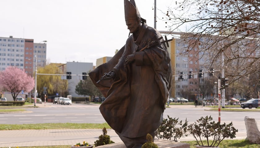 Pomnik Jana Pawła II, który stoi przed kościołem pw. św.  Maksymiliana Marii Kolbego przy ul. Horbaczewskiego