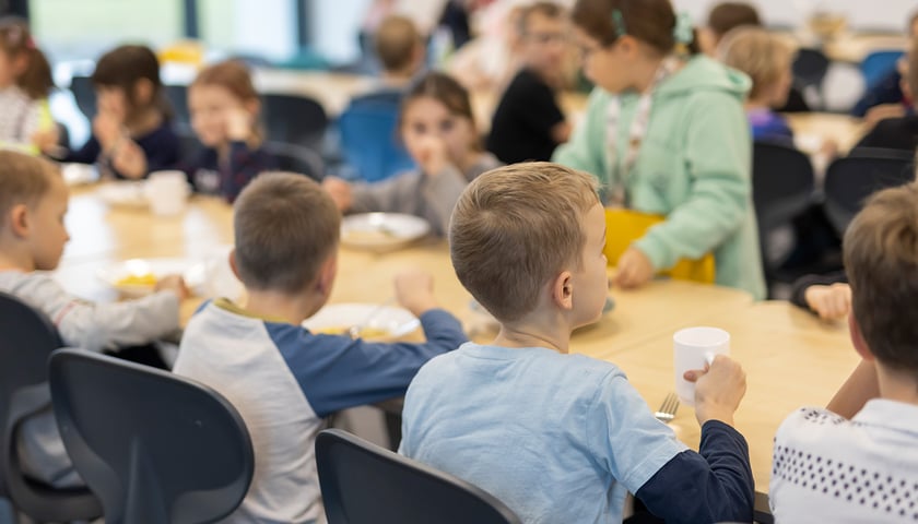 Program Dobry Start i pomoc społeczna dla dzieci w szkołach 