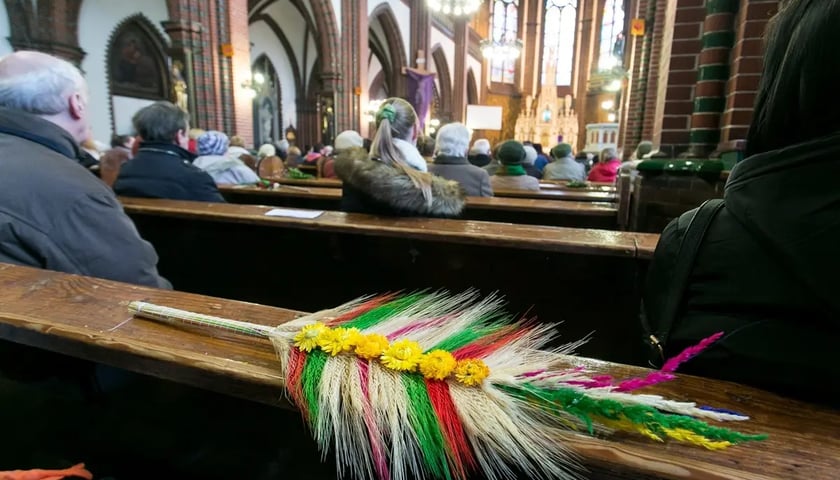 Niedziela Palmowa we wrocławskim kościele. Na pierwszym planie kolorowa palma