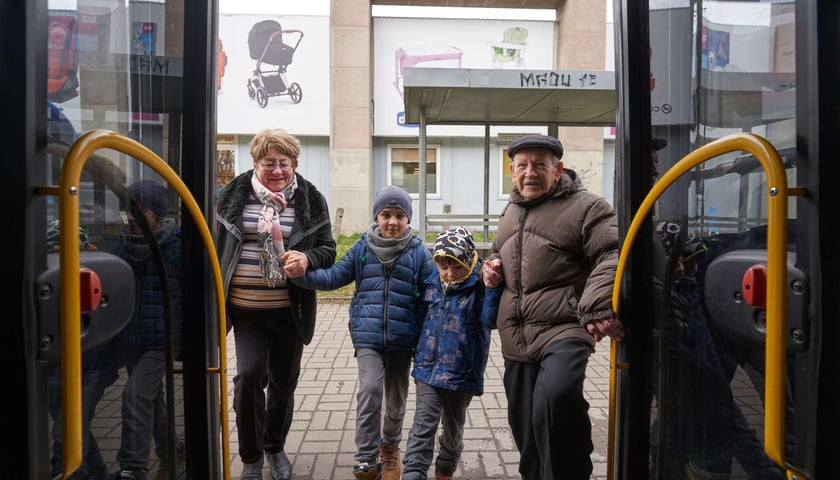 Pani Bogumiła i pan Albin wraz z wnukami regularnie korzystają z MPK.