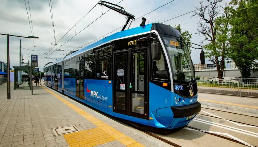 Wymiana zwrotnicy tramwajowej przy węźle przesiadkowym FAT (15.04.2023 r.) 