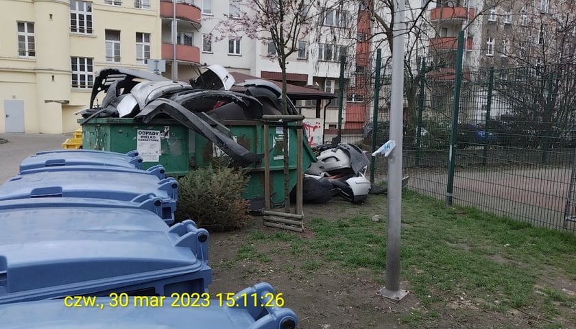 Pocięte auto na śmietniku