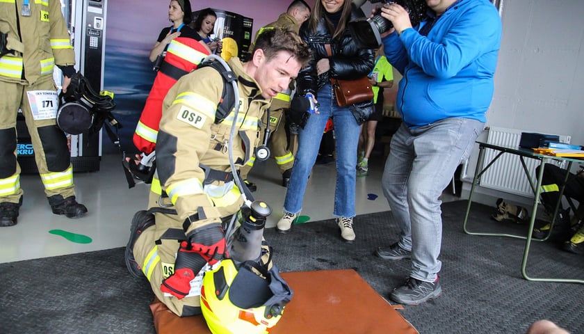 Uczestnicy biegu na szczyt Sky Tower. Na zdjęciu widać strażaka - jednego z uczestników