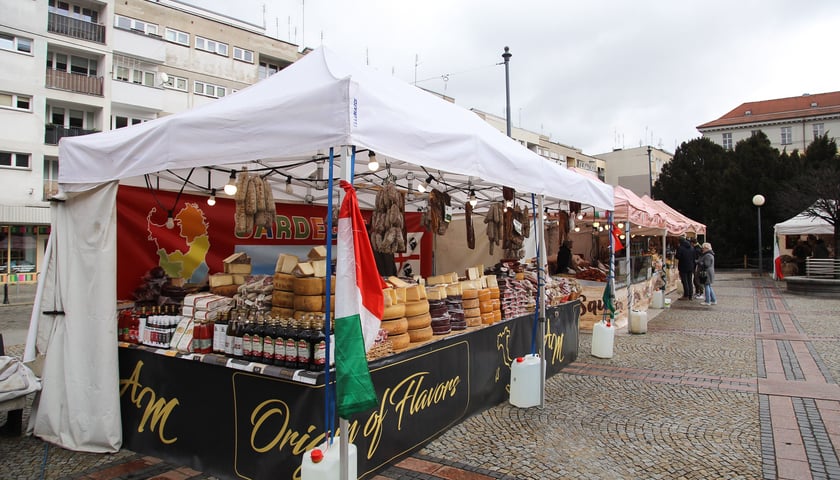 Jarmark włoskich produktów we Wrocławiu. Na zdjęciu widać stragany z produktami, które są rozstawione na placu przy ul. Szewskiej 