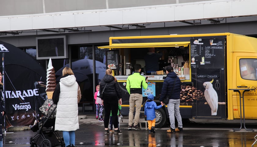 Food trucki na esplanadzie stadionu od strony ul. Królewieckiej we Wrocławiu