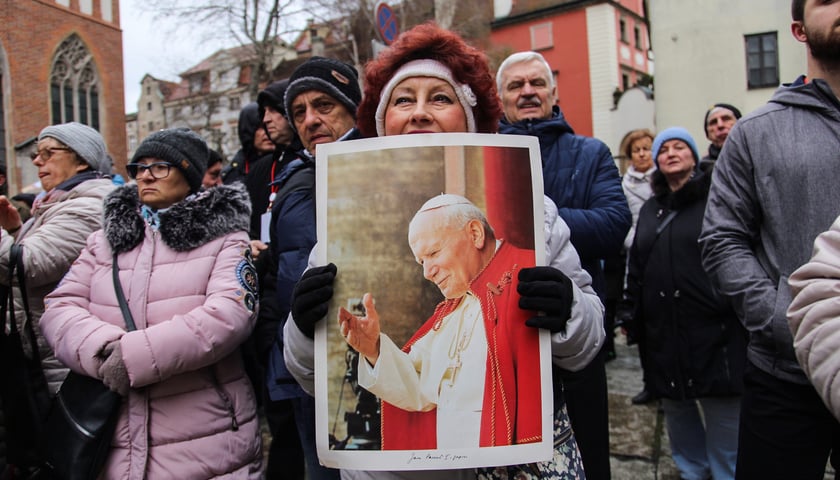 Uczestnicy Marszu pamięci papieża Jana Pawła II z jego zdjęciami 