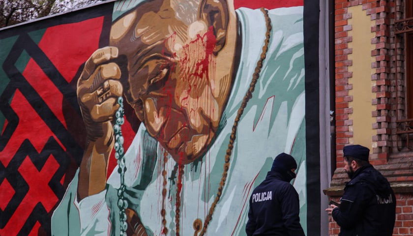 Mural z Janem Pawłem II oblany czerwoną farbą