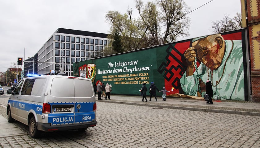 Mural z Janem Pawłem II oblany farbą
