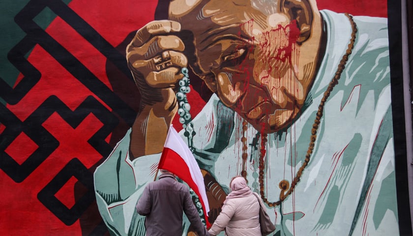 Mural z Janem Pawłem II oblany farbą
