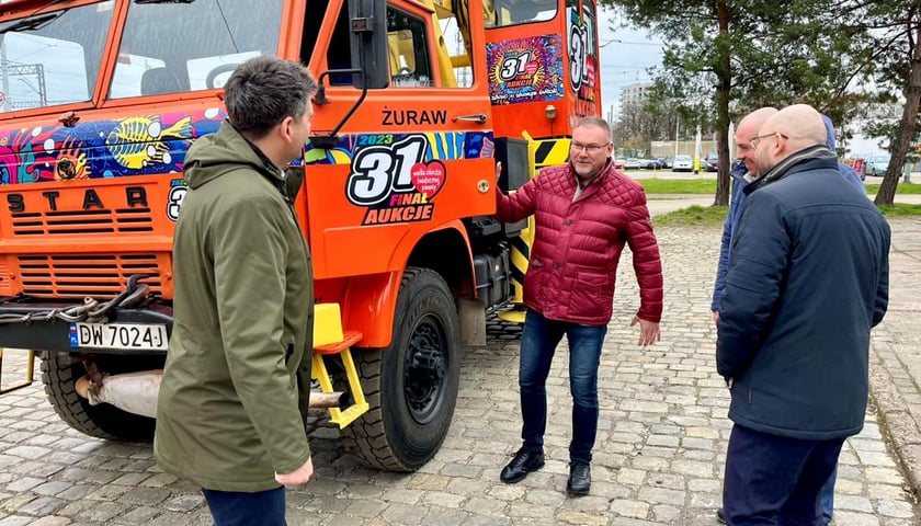 Pan Janusz odebrał dźwig MPK, który przez lata służył podnoszeniu tramwajów.