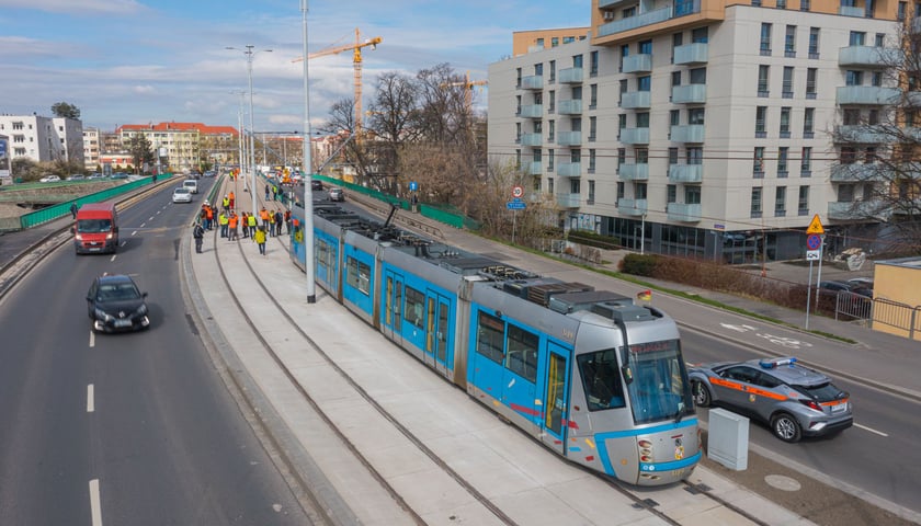 Pierwszy raz w historii przez most Dmowskiego przejechał tramwaj. Próba wypadła pomyślnie. To początek nowej trasy tramwajowej przez Popowice. 