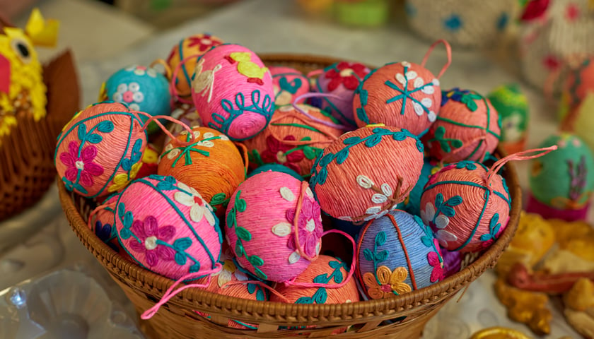 Wielkanocne ozdoby: kolorowe jajka