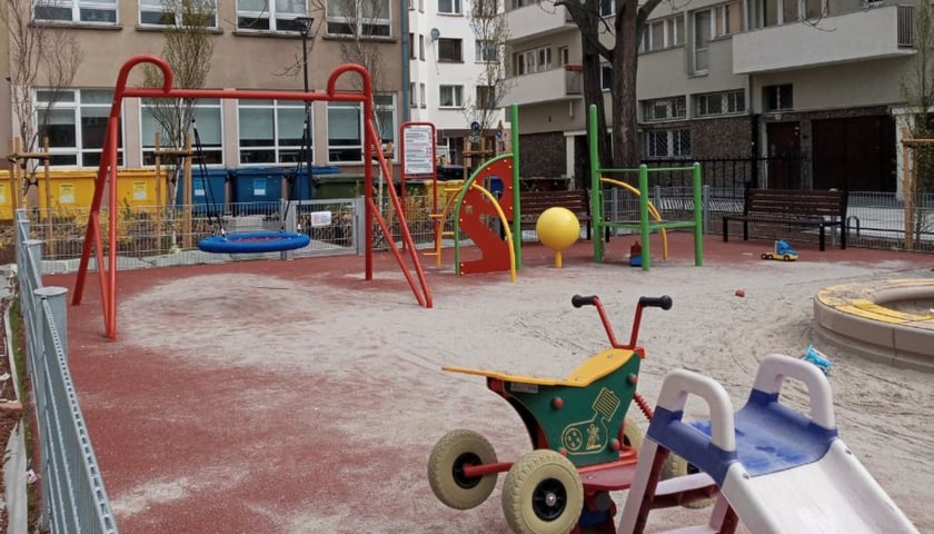 Place zabaw muszą przejść raz w roku przegląd. Problemy mogą zgłaszać również opiekunowie dzieci korzystających z takich miejsc.