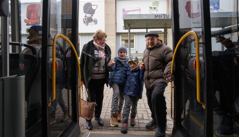 Pani Bogusława, Franek, Staś i pan Albin wsiadający do autobusu MPK