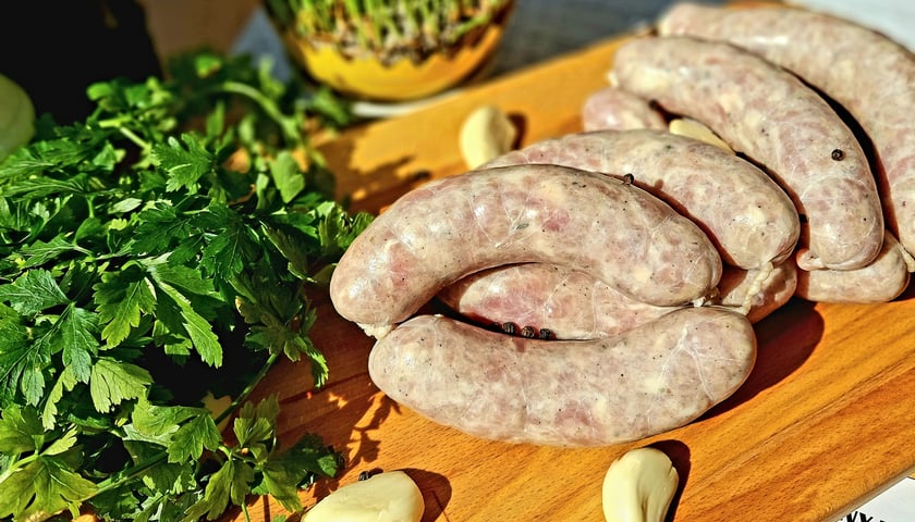 Domowa biała kiełbasa z koprem włoskim i białym winem