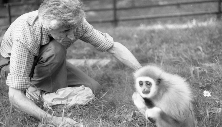 Ryszard Bielawski w zoo z małpką. Zdjęcie archiwalne