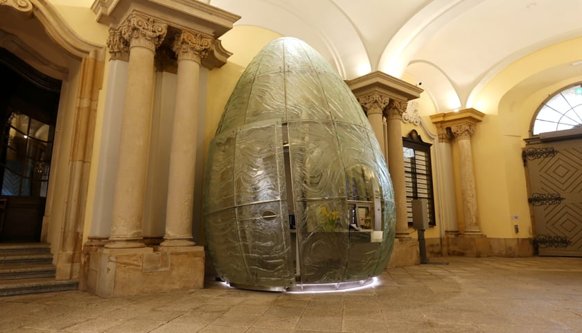 Szklane jajo o wysokości 5 m, stojące w sieni łącznika