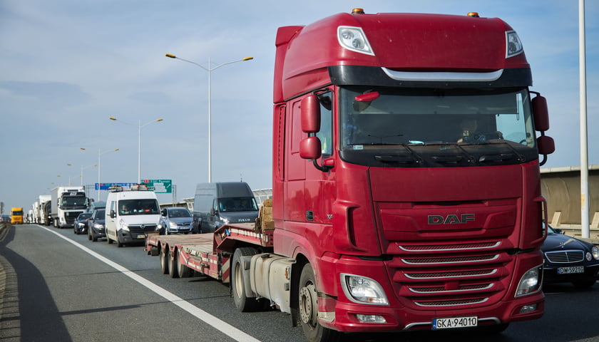 Zator na drodze A8, sznurek samochodów. Zdjęcie ilustracyjne