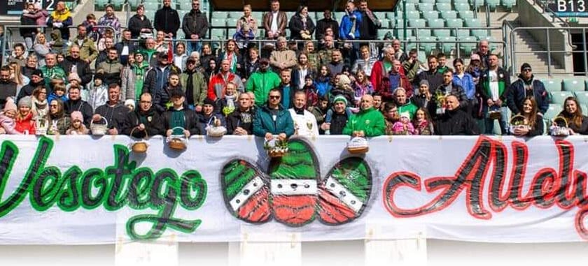 Kibice na trybunie stadionu na Pilczycach