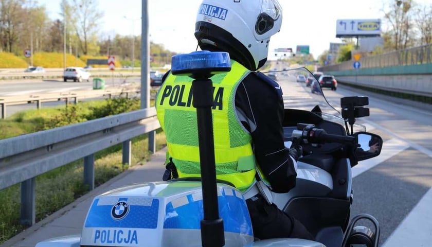 Policjant w mundurze na motocyklu