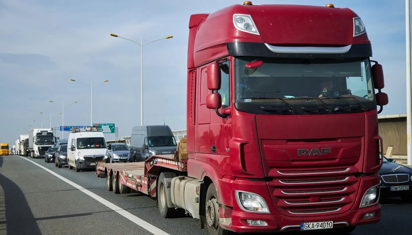 Zator na drodze A8, sznurek samochodów. Zdjęcie ilustracyjne