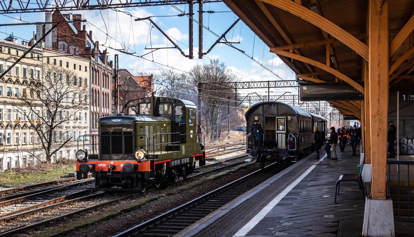 Pociąg retro 2023 wyjedzie na tory Wrocławia w maju. Na zdjęciu widać pociąg na stacji