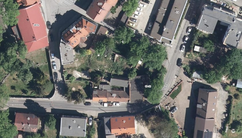 Fotomapa z widokiem lokalizacji projektowanego parku kieszonkowego przy ulicy Wójtowskiej.