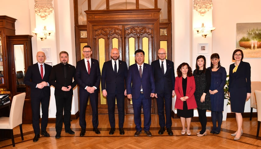 <p>W czwartek 13 kwietnia podpisano umowę o partnerskiej wsp&oacute;łpracy Wrocławia z południowokoreańskim Cheongju</p>