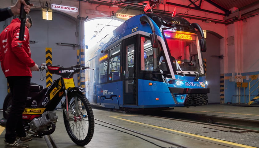 Prezentacji tramwaju im. Konstantego Pociejkowicza towarzyszył ryk motocyklowego silnika. 