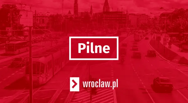 Plansza w kolorze czerwonym z napisem „Pilne”