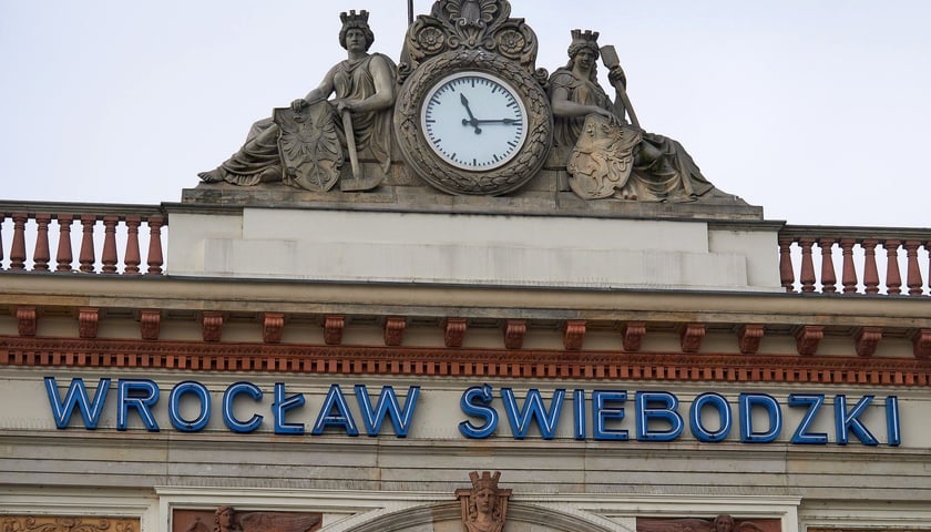 Zegar na gmachu Dworca Świebodzkiego