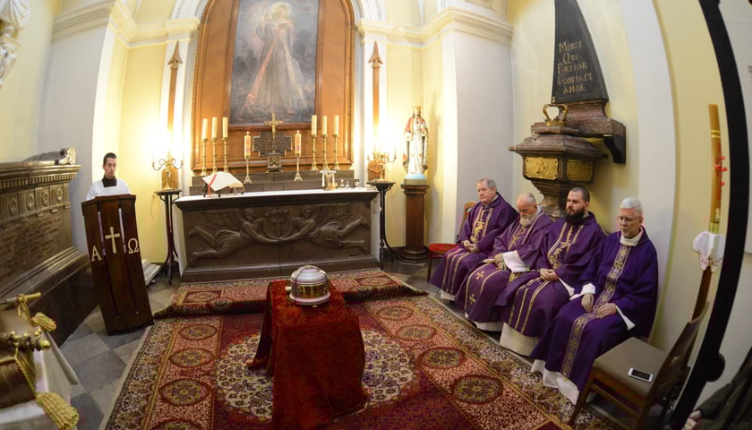 Serce króla Jana III Sobieskiego przechowywane jest w klasztorze kapucynów w Warszawie. Po oględzinach, w nowym pojemniku zostało ponownie umieszczone w sarkofagu