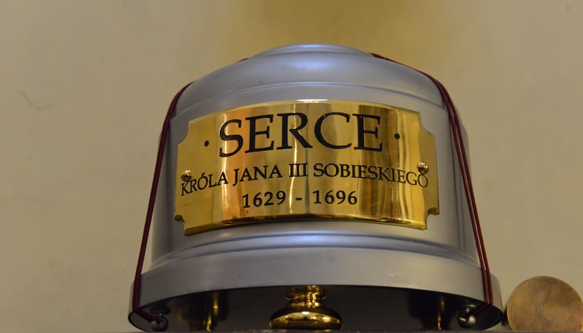 Serce króla Jana III Sobieskiego przechowywane jest w klasztorze kapucynów w Warszawie. Po oględzinach, w nowym pojemniku zostało ponownie umieszczone w sarkofagu