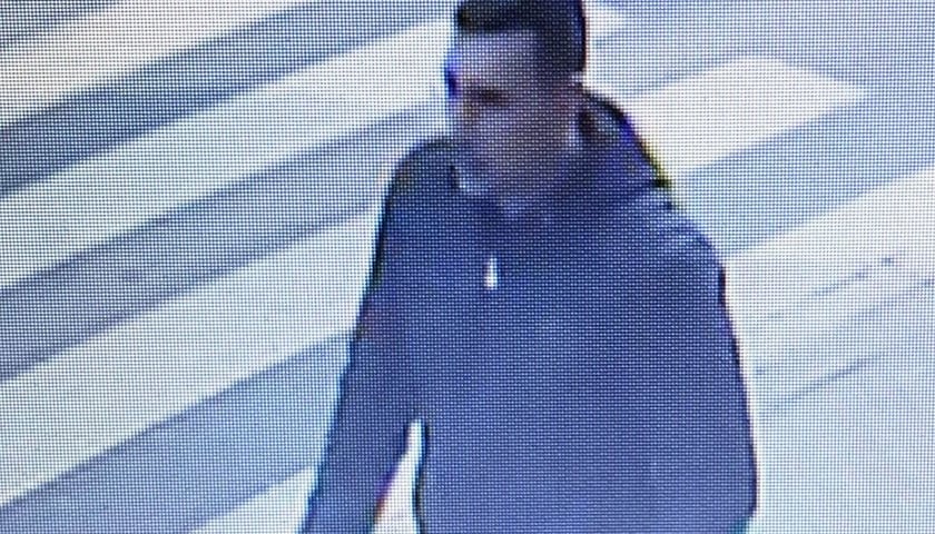 Wrocławska policja opublikowała wizerunek mężczyzny, który może mieć związek z napaściami
