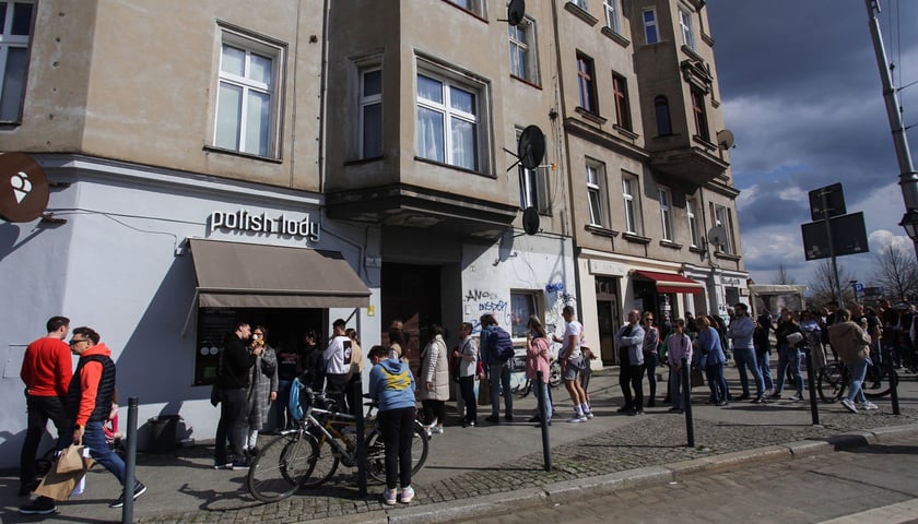 <p>Kolejki po lody pod lodziarnią Polish Lody na pl. Bema</p>