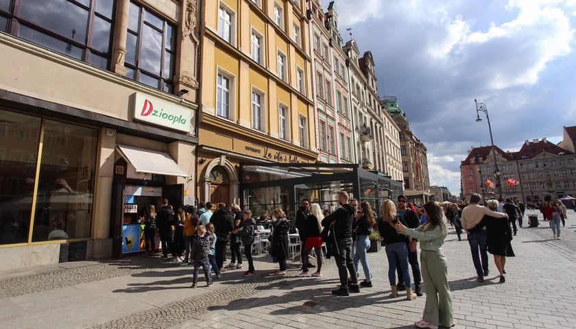 <p>Kolejka pod lodziarnią Dzoopla niedaleko Ratusza</p>
