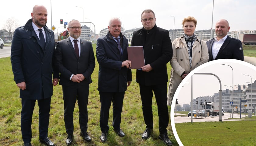 Trasa autobusowa zostanie wybudowana tu, gdzie dziś jest trawnik. Na zdjęciu prezydent Wrocławia i przedstawiciele miasta oraz wykonawcy podczas podpisania umowy na realizację Trasy Komunikacji Zbiorowej na Jagodno