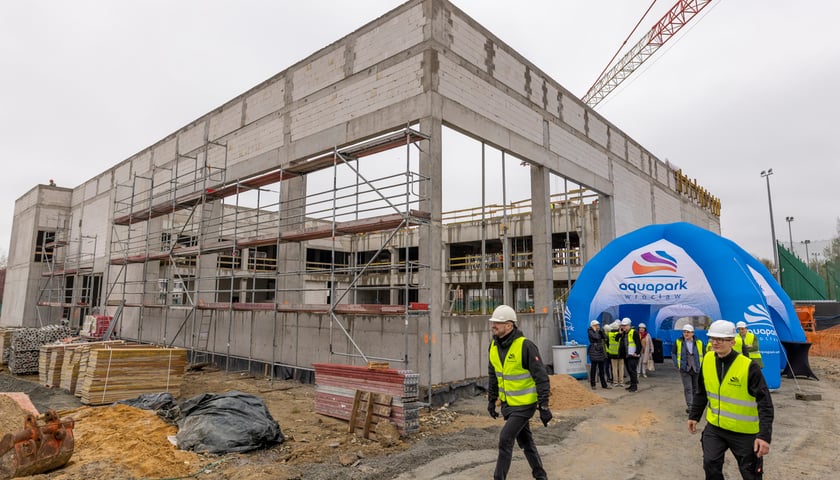 Budowa aquaparku przy ulicy Wilanowskiej, wmurowanie kamienia węgielnego i kapsuły czasu, 18.04.2023