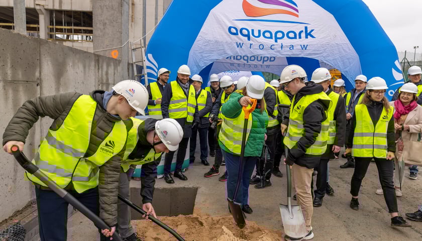 Budowa aquaparku przy ulicy Wilanowskiej, wmurowanie kamienia węgielnego i kapsuły czasu, 18.04.2023