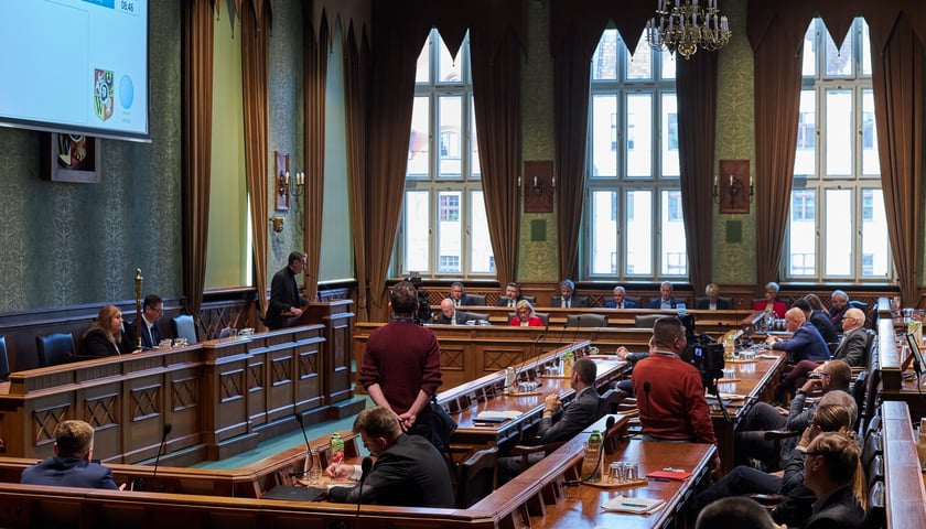 Radni na sesji Rady Miejskiej Wrocławia 