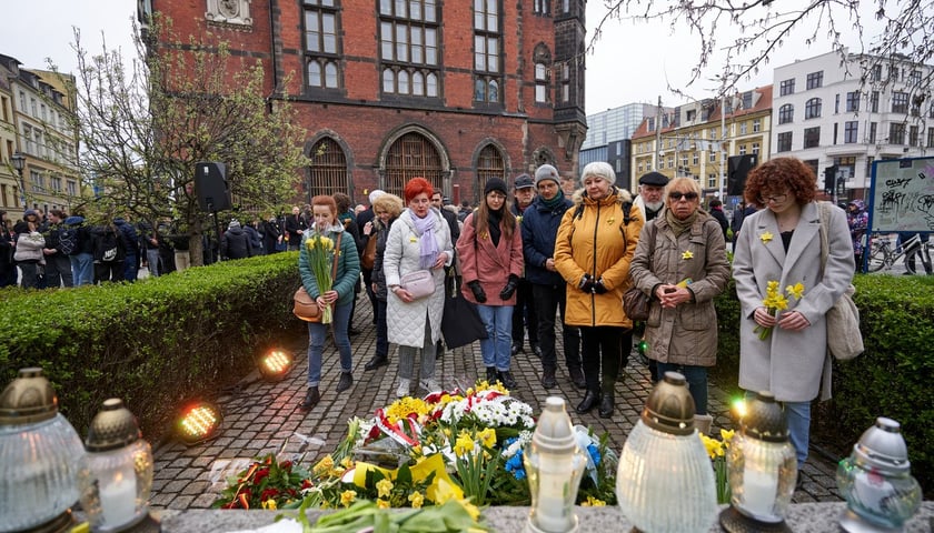 Uroczystość pod pomnikiem Bohaterów Getta we Wrocławiu w 80. rocznicę wybuchu powstania w getcie warszawskim