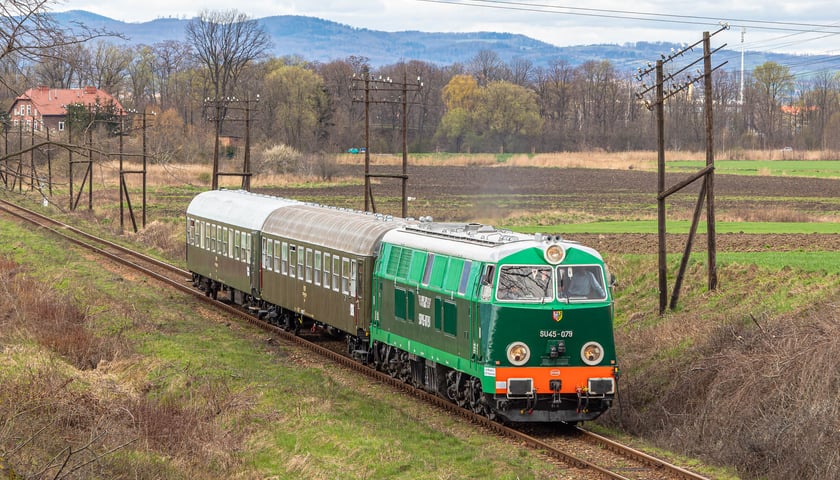 Pociąg retro 2023, który wyruszył z Wrocławia na Dolny Śląsk