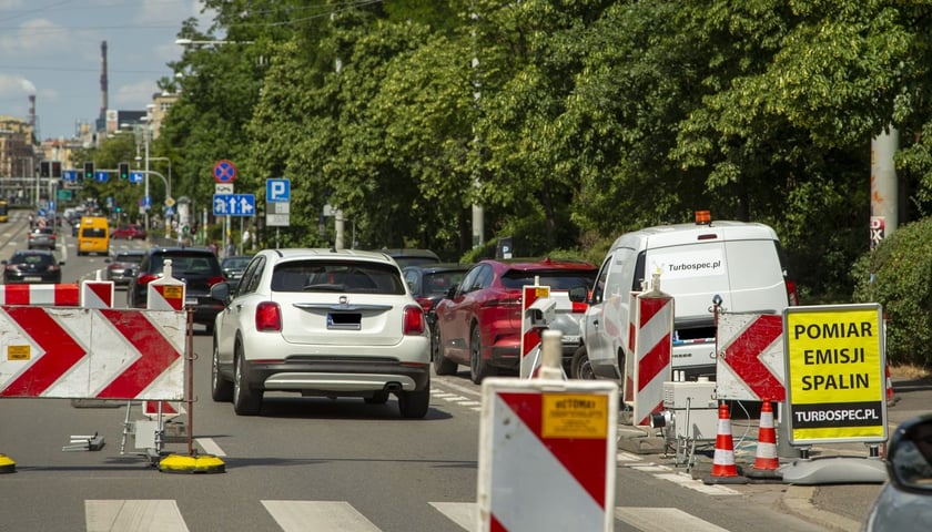 Pomiar emisji spalin we Wrocławiu, ulica Marii Curie-Skłodowskiej, zdjęcie ilustracyjne