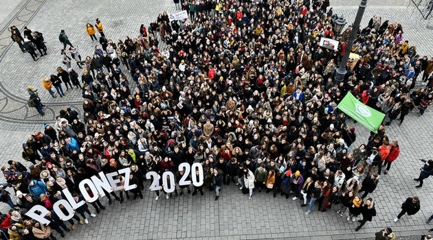 Maturzyści po raz 20. zatańczyli Poloneza dla Fredry